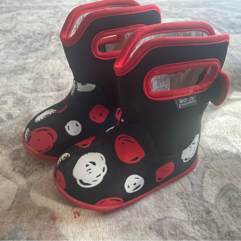 Bogs Kids' Black and Red Patterned Boots